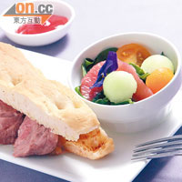 Angus Strip Steaks with Onion in Oolong Tea Sauce on Focaccia  $178<BR>大大份的三文治用上安格斯牛扒，最特別是蘸上烏龍茶的醬汁，吃起來不油不膩。