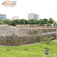 舊城區被建於16世紀的威尼斯圍牆重重包圍。