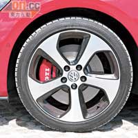 測試車配上Bridgestone S001高性能輪胎，尺碼為225/40 R18。