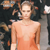 橙色連身裙用上幾何美學設計，並拼合透視質料，對比感豐富。