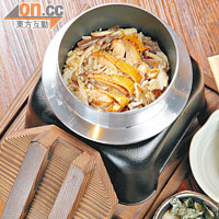 岩手雞越光玄米釜飯  $88<BR>以日本優質越光米配濃郁健康走地雞髀肉，加入雞湯，在桌上慢慢煮熟，米香雞肉嫩。