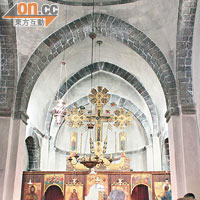 東正教堂內還保留一座可供天主教徒用的聖壇，成為遊人參觀的地方。