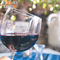黑山出產的葡萄酒，每杯€2.5（約HK$28），味道較甜，有點西班牙Sangria的味道。