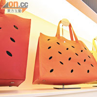 圖案與顏色簡單不浮誇的袋子由Pierre與太太一同構思設計而成，售價$3,900/個。