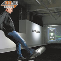 施丹在活動當日即場「露兩腳」，向顯示屏幕勁轟Smart Ball。