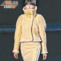 Shearling jacket的浮誇領位設計，與半截裙一樣以凹凸線條為主要特色，視覺與手感同樣豐富。