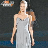 灰色off-shoulder dress的領位用上draping手法呈現倒三角的形態，富立體感。