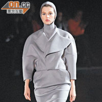 灰色褸剪裁合身，卻着重arching shoulder設計，配襯pencil skirt，型格出眾。