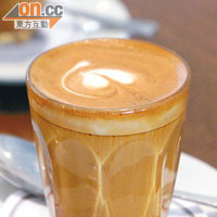 熱氣炒豆令咖啡豆發揮沒有雜質的純淨咖啡香，介乎Cappuccino及Macchiato之間的Piccolo Latte，毋須加糖直接品味，AUD3.7（約HK$28）。