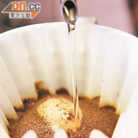 當地頗受追捧的手沖咖啡，優點是能將咖啡豆的香氣盡情發揮，單品咖啡尤其適用。