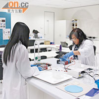 藥劑學院內設醫藥實驗室，學生能使用專業的醫療器材。