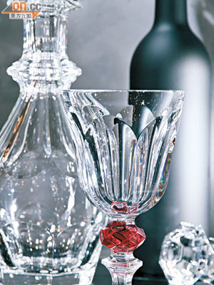 （前）Harcourt Louis-Philippe水晶酒杯 $4,500<br>（後）Harcourt 1841水晶醒酒瓶 $7,900（a）<br>品牌標誌性的傳奇系列，傳承足170年，足見其受歡迎程度，當年Louis-Philippe是受法國國王之託設計，現在重新發行，夠晒矜貴。