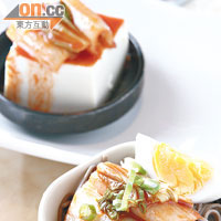 （後）韓國辣泡菜凍豆腐<br>	（前）韓式冷湯麵<br>兩款小巧美食，分別有滑豆腐配自家醃製泡菜，還有採用日本冷麵炮製的韓式冷麵，擺放精緻，賣相已經超吸引。