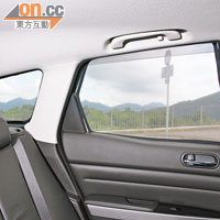車窗太陽擋以磁石方法安裝，免除鑽孔安裝托架的煩惱。
