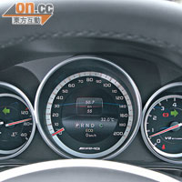 錶板採納三圓銀框布局，車速計內還有屏幕顯示波檔等資訊。