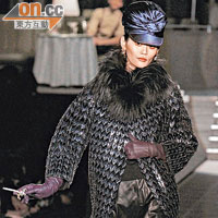 長褸以metallic質料配合fur領設計，展現出奢華感。