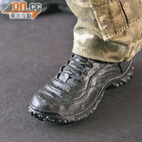 軍靴塗裝及形狀幾可亂真，美中不足係新淨得滯。