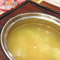 自家製的野菜鹽麴骨膠原雞湯底。