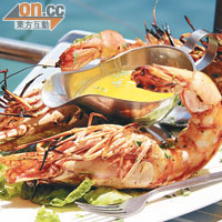 長近30cm的大蝦肉質甜美，加上海景陪襯更覺美味，每隻€20（約HK$208）。