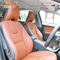 真皮座椅座墊厚度充足，駕駛席還設有電動調校及位置記憶功能。