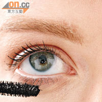 Step 2：塗上黑色豐盈纖長睫毛液，把睫毛塑造得更立體，令雙眼更明亮。