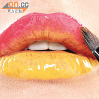 Step 3：先從最上做起，這樣即使唇彩往下流也能作修改，在上唇塗一層紅色唇彩。