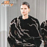黑色fur coat與通窿長褲，都是以大理石紋理為特色創作。