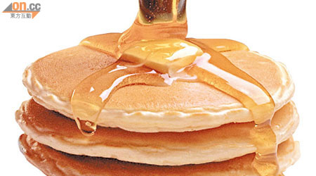 吃Pancake時可在頂上塗些傳統糖漿、楓糖或果醬之類等配料，甜甜的很有滿足感，美國人就很喜歡用它來作早餐甜品。