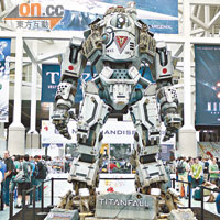 在展覽館大堂擺放了身高6米的Titan機械人模型。