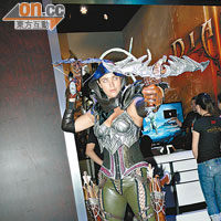 睇佢呢身裝束，就知宣傳緊Console版《Diablo III》。