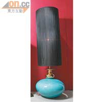 BS Collection的座地燈飾，用黑色燈罩配襯湖水藍燈座，低調地搶眼。$28,400