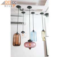 Niche Modern的吊燈系列，每一盞都是由人手以獨特的吹玻璃技巧製作。$8,070~$11,640