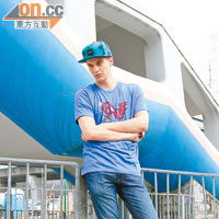 HUF藍色大麻葉圖案Snapback Cap $368（d）、HUF藍色Print Tee $280（a）、Vans彩色紮染Slip On $370（e）