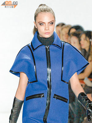 鮮藍色的外套用上仿潛水衣物料，並在車線縫合位加上黑色飾邊，運動風格強烈。