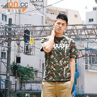 綠色迷彩Print Tee $699<BR>卡其色Chino Pants $899<BR>Both from（a）