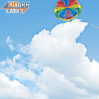 日間天氣好時，可在近岸玩Parasailing，感受高飛的快感。