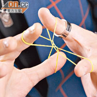橡筋魔術是近距離魔術之一，道具簡單，方便隨時演出，是魔術師的必學技能。