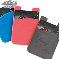 Plush Pocket三色卡套<br>背後附有3M貼紙的卡片套，只要撕開貼紙便可貼於任何手機機背上，顏色有藍、紅、黑3款。<br>售價︰$98/各