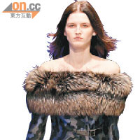 Off-shoulder coatdress綴有fur-trimming，用上皮扣與迷彩圖案，高貴野性集於一身。