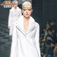 Coatdress是高腰設計，簡單的fur領裝飾，展現華美感。