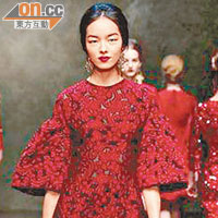 紅色喱士長裙沿用修腰設計，bell-shape的大袖為特色所在。