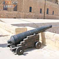 城堡內至今仍保留了幾尊大炮。