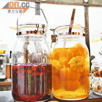 浸泡的梅子和橘子是店中的招牌，放在飲料內甜甜酸酸，十分醒胃！<br>每杯售價￥580（約HK$44）。