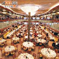 兩層高的Tiziano餐廳，充滿了18世紀歐式浪漫，亦是船上的主餐廳。