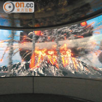 火山爆發3D片是在升降台上播放，升降時地動山搖，頗為逼真。