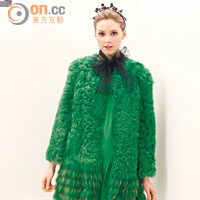 Dress $5,750<br>Fur coat $23,600<br>高跟鞋 $3,750<br>頭箍 $1,250