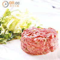 Steak and Oyster Tartare $13<BR>特別加入生蠔拌勻的牛肉他他，吃時既有肉味又有蠔的鮮甜味，味道更豐富。