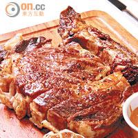 Cote de Boeuf$248/600g<BR>來自美國連骨的肉眼扒，分量十足，香煎後還細心地切件，最適合Share來吃，蘸自家製的燒汁極之惹味。