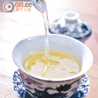Dr. Sun Yat-Sen Reviver $138<BR>茶壺內盛着的，是向國父孫中山致敬之作，成分有Gin、橙味利口酒、Lillet Blanc，倒進茶杯後，還會噴上茅台及綠茶噴霧提香，清雅易入口。