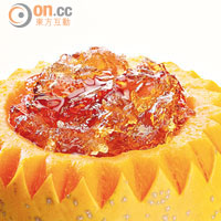 桃花膠燉萬壽果$88<BR>木瓜內放入櫻桃樹膠一齊燉，鮮甜而有營養。
